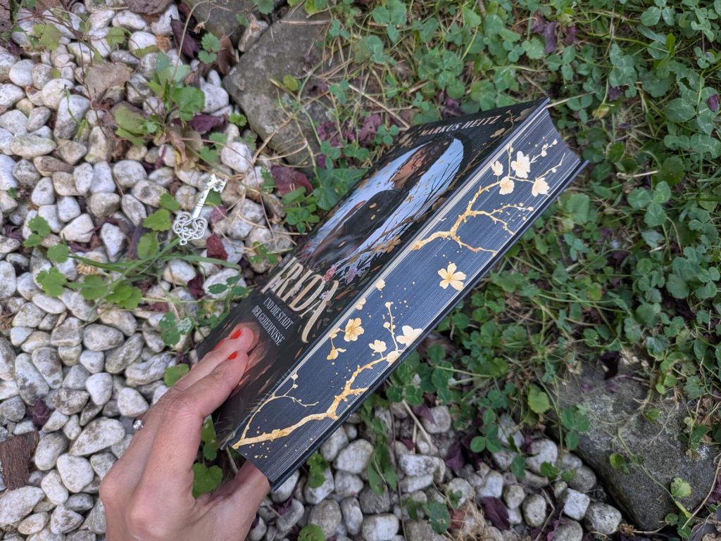 In der kleinen Stadt Hohenburg gibt es einge Legenden und Sagen. Zum Beispiel, dass der Raubritter Mala hier einst einen Schatz versteckte, den magischen Schlüssel zur Schatzkammer aber verlor. Oder dass die Weiße Dame in den Schloßberghöhlen spukt. Auch Irida und ihre Freunde von den "Furchtlosen" glauben an die mystischen Erzählungen. Als zwei Schatzsucher verschwinden, ein Teil eines Schlussels auftaucht und seltsame Ungeheuer im Wald ihr Unwesen treiben, befinden sie sich bald mitten in einer solchen Geschichte! Und das ist erst der Anfang, denn Iridia stößt auf ein Geheimnis rund um ihre Herkunft. "Irida und die Stadt der Geheimnisse" ist Markus Heitz Reihenauftakt über eine fantastische Welt voller Elfen, Trolle, Geister und anderer Zauberwesen.