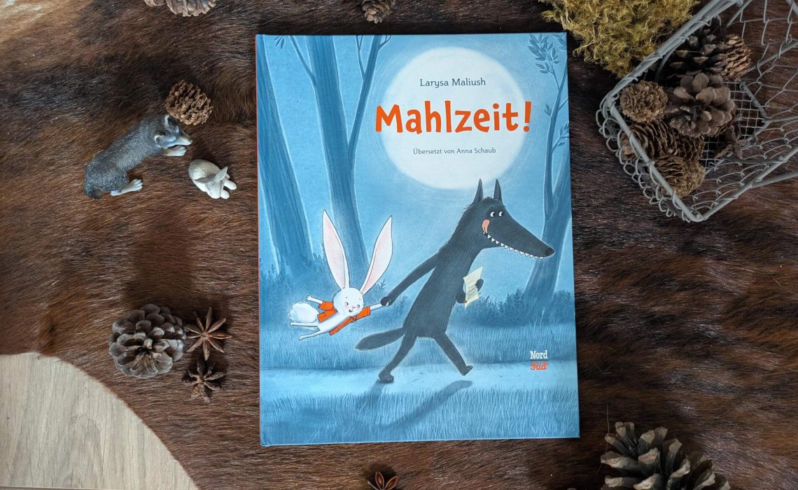 Die Wolfsregeln sind klar: Alle, die nach Einbruch der Dunkelheit im Wald gefunden werden, werden gefressen! Doch das kleine flauschige Häschen, das Grauschnauz mitten im Wald findet, ist einfach zu niedlich. Ob er es nach Hause begleitet und sich als Dankeschön das superleckere Essen einer dankbaren Hasenfamilie verdient? "Mahlzeit" von Larysa Maliush ist eine witzige Wolf-Hasen-Geschichte die zeigt, dass es manchmal gut ist, sich gegen Regeln zu entscheiden und anderen zu helfen für Kinder ab 4 Jahren.