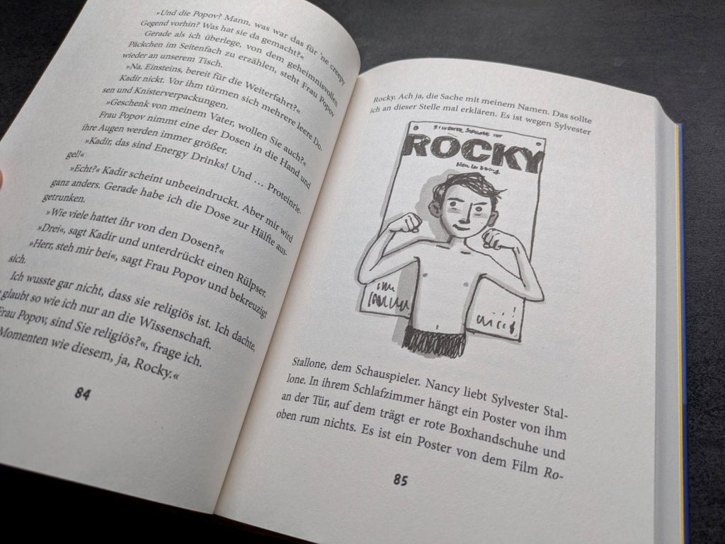 Rocky ist kein Freund von neuen Dingen. Am liebsten würde er mit seinem Bestie Marek jeden Tag Döner  essen und über Raumfahrt quatschen. Bis der nach Polen zieht, 1.121 Kilometer entfernt. Als Rocky einen mysteriösen Brief erhält und zu einem Wissenschaftswettbewerb nach Danzig eingeladen wird, sieht er das als Chance, Marek wiederzutreffen. Er begibt sich auf einen abenteuerlichen Roadtrip mit einer schrulligen Lehrerin und drei schrägen Mitschüler:innen, bei der er ordentlich aus seiner Komfortzone kommen muss - und über sich hinauswächst. "Rocky Winterfeld - Ziemlich neben der Spur" von Marie Hüttner ist ein Kinderroman über Freundschaft, der zeigt, dass es sich lohnt, Neues auszuprobieren.