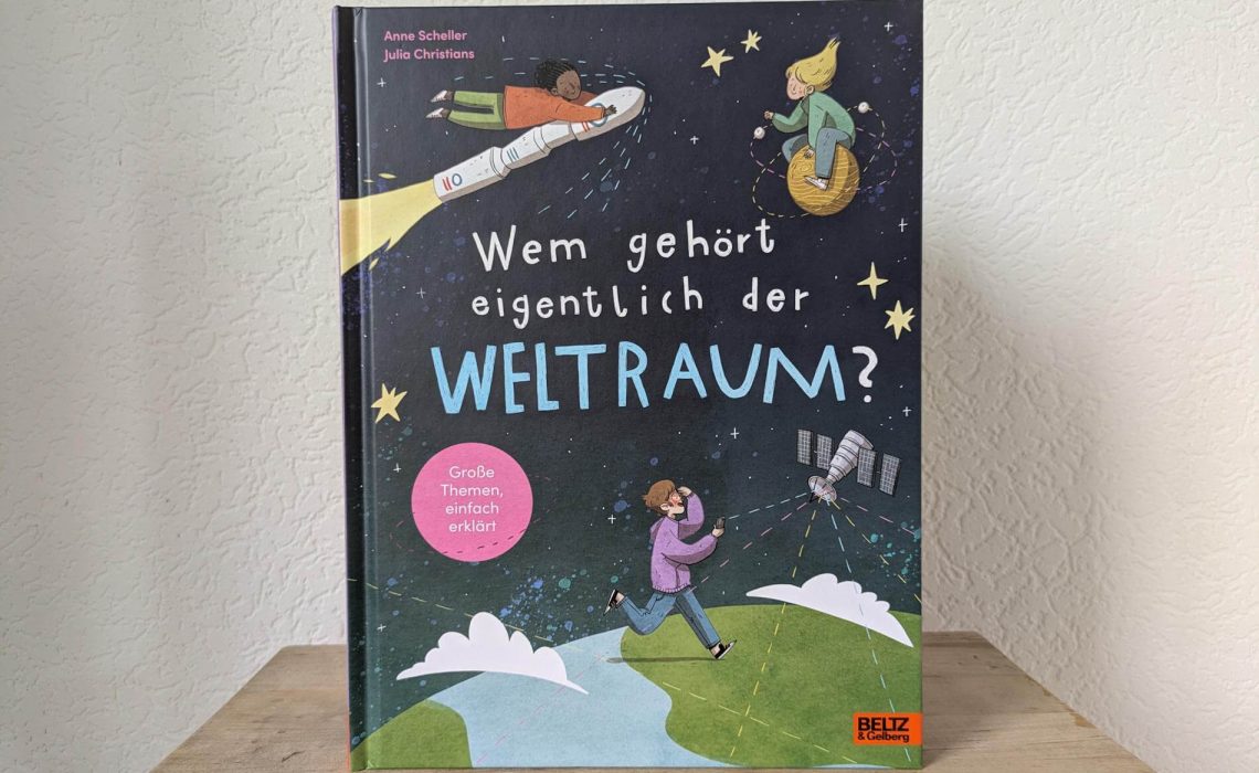 Kann man den Weltraum von der Erde aus erforschen? Welche technischen Helfer finden sich im All? Und wer bestimmt, was man im Weltall tun darf? Das Sachbuch "Wem gehört eigentlich der Weltraum" führt uns nicht nur zu den Sternen und zu unserem Sonnensystem, es erklärt auch die Zusammenhänge zwischen Alltag, Weltraumforschung, technischen Errungenschaften und unserer Gesellschaft. Ein Sachbuch für Kinder ab 7 Jahren, das die Vergangenheit, Gegenwart und Zukunft im All unter die Lupe nimmt.