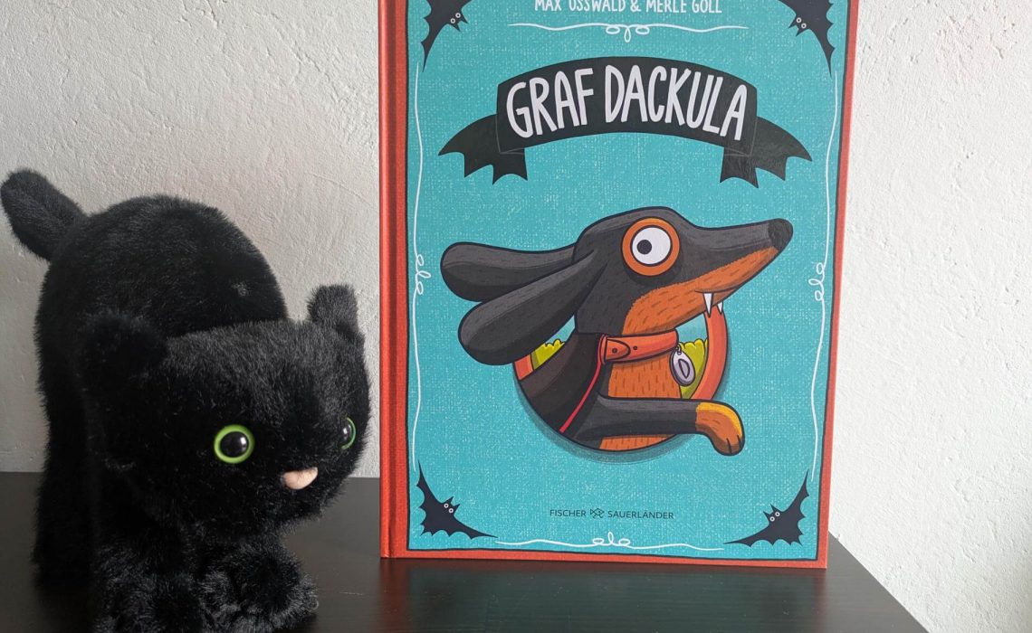 Graf Dackula, der jahrhundertealte untote Vampirdackel, ist gefürtet von Hasen und Hydranten. Und er sucht dringend jemanden, die sein Spiel mitspielen. Doch die anderen Hunde finden den verkleideten Vampir albern. Zum Glück gibt es aber auch Tiere, die Verkleidungen genauso cool finden wie er. Und so beginnt zusammen mit Graf Quackula, Gräfin Katzula, Graf Spatzula und Co. eine lustige Kostümparty. Diese süße Bilderbuchgeschichte "Graf Dackula" von Max Osswald kommt mit reichlicht Wortwitz und vielen lustigen Illustrationen von Merle Goll daher. Ich bin ganz verliebt in den kleinen Dackelvampir Graf Dackula, der immer zu sich selbst steht und dabei niemals den Mut verliert!