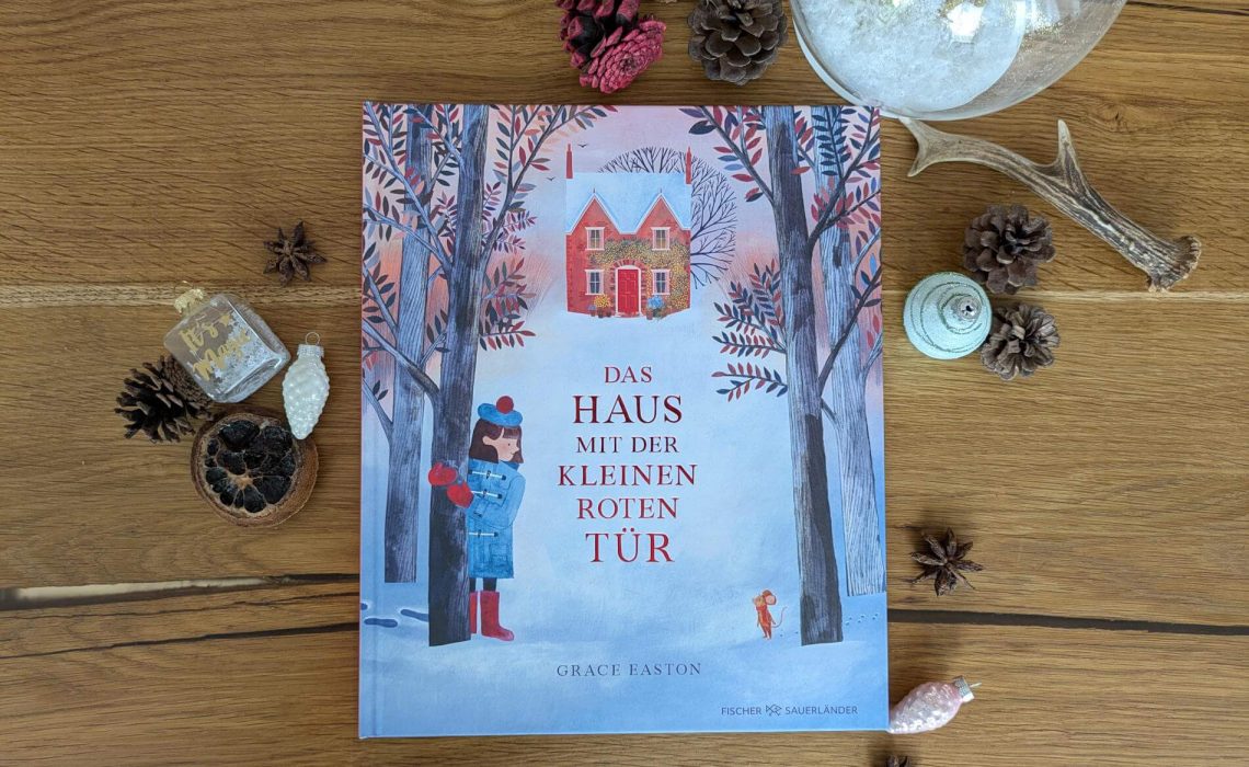Oliva lebt in dem Haus hinter der roten Tür. Maus lebt im Baum im Garten gleich hinter Olivias Haus. Beide fühlen sich einsam. Als sie eines Tages zusammen im Schnee spielen und es nicht aufhört zu schneien, bricht der Baum der kleinen Maus inzwei - und die kleine Maus braucht ein neues Zuhause. Aber Stiefel, Teekanne und Blumentopf fühlen sich nicht wirklich nach einem Heim an. Doch was macht ein Zuhause eigentlich aus? "Das Haus mit der kleinen roten Tür" von Grace Easton ist eine winterlich-warme Freundschaftsgeschichte mit vielen Klappen, hinter denen sich nostalgische Miniaturwelten eröffnen.