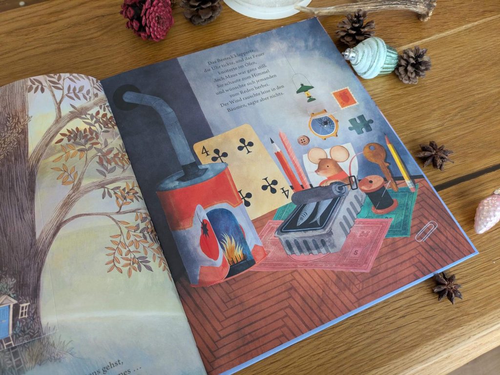 Oliva lebt in dem Haus hinter der roten Tür. Maus lebt im Baum im Garten gleich hinter Olivias Haus. Beide fühlen sich einsam. Als sie eines Tages zusammen im Schnee spielen und es nicht aufhört zu schneien, bricht der Baum der kleinen Maus inzwei - und die kleine Maus braucht ein neues Zuhause. Aber Stiefel, Teekanne und Blumentopf fühlen sich nicht wirklich nach einem Heim an. Doch was macht ein Zuhause eigentlich aus? "Das Haus mit der kleinen roten Tür" von Grace Easton ist eine winterlich-warme Freundschaftsgeschichte mit vielen Klappen, hinter denen sich nostalgische Miniaturwelten eröffnen.