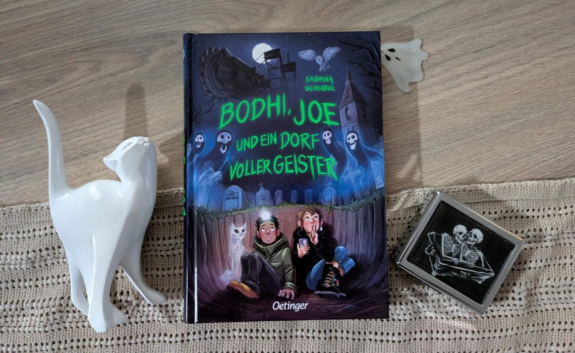 Nur noch ein letztes Mal möchte Bodhi in sein altes Zuhause, um seine ToDo-Liste abzuarbeiten. Kater Spookys Überreste müssen ausgegraben, die Walnüsse gesammelt und die Ameisen umgesiedelt werden. Denn in nur 3 Tagen kommt der Bagger und reißt das Dorf ab! Doch als Bodhi nachts ans Werk gehen will, tifft er nicht nur auf eine Horde miesgelaunter Geister, sondern auch auf die ziemlich verrückte Geisterjägerin Joe. Eine ziemlich schräge Rettungsmission voller Luftbläschenfolie, Icy-Eis-Eisbonbons und Geister-Spray beginnt. "Bodhi, Joe und ein Dorf voller Geister" von der Kirsten-Boie-Preisträgerin Sabrina Schmohl ist eine warmherzige Geister-Geschichte voller Freundschaft und Heimatgefühlen für Kinder ab 9 Jahren.