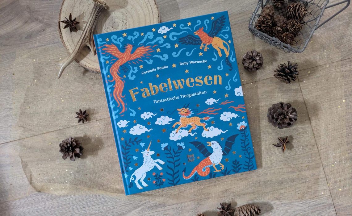 Sind Drachen feuerspuckende Ungeheuer oder Bringer von Glück und Wohlstand? Welche Zauberkräfte haben die Federn von Greifen? Und warum sind die Hörner von Einhörnern so wertvoll? In dem wunderschönen Sachbilderbuch "Fabelwesen - Fantastische Tiergestalten" nimmt uns Cornelia Funke in die Welt mystischer Tiere wie dem Qilin, der Chimäre und dem Bsailisk mit. Die kurzen, lustig geschrieben Texte sind dabei mit märchenhaften und quietschbunten Illustrationen von Ruby Warnecke großflächig bebildert. Ein traumhaftes Bilderbuch, das Kindergartenkindern als auch Erstklässlern Einblicke in die Welt der Fabelwesen schenkt, die in so vielen Geschichten der Welt vorkommen.
