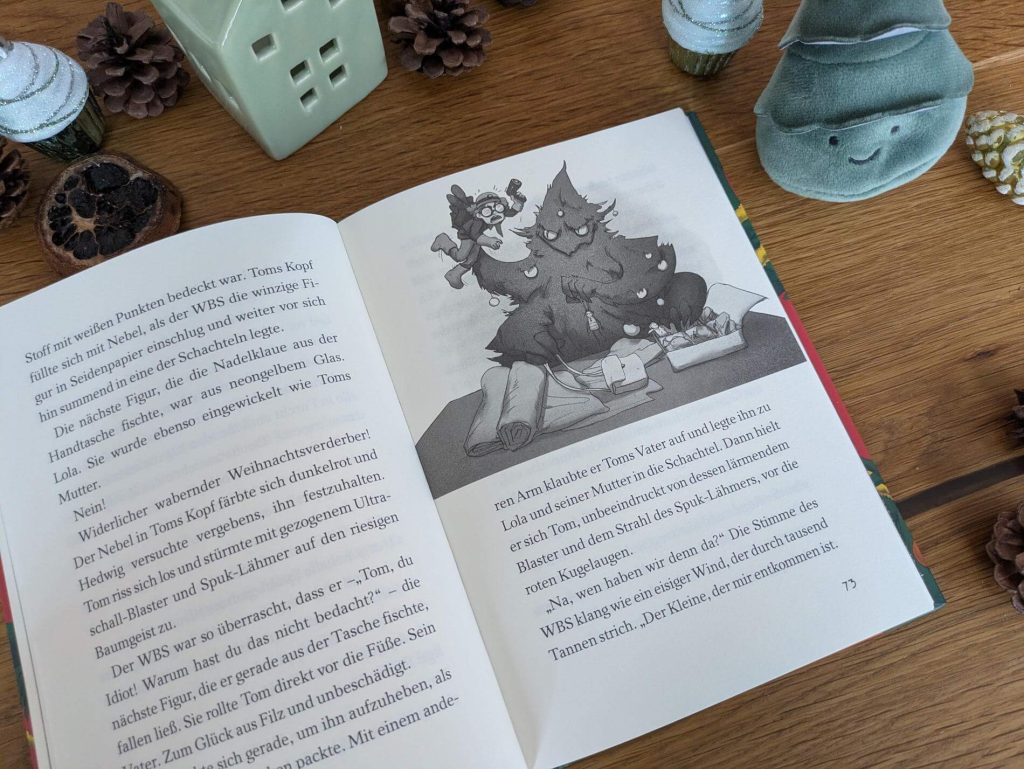 Juhuu, die Cornelia Funkes Gespensterjäger sind nach langer Pause zurück! Im 5. Abenteuer der Kümmelsaft & Co. - bestehend aus Tom, Hedwig und dem MUG (Mittelmäßig Unheimliches Gespenst) Hugo - muss das Trio einen grässlichen Weihnachtsbaum-Spuk (WBS) zur Strecke bringen und Toms Familie befreien! Denn mit einer Tanne, die Menschen in Weihnachtsdeko verwandelt, ist für Toms das Fest des Jahres noch abscheulicher, als sowieso schon. Ob es die drei schaffen, Weihnachten zu retten? "Gespensterjäger und der Weihanchtsspuk" ist eine genial spannende Weihnachtsgeschichte mit aufregenden Gänsehautomenten und den kuriosesten Abkürzungen aller Zeiten für Kinder ab 8 Jahren.