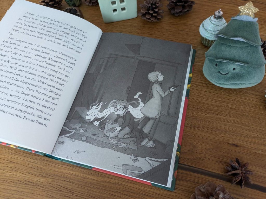 Juhuu, die Cornelia Funkes Gespensterjäger sind nach langer Pause zurück! Im 5. Abenteuer der Kümmelsaft & Co. - bestehend aus Tom, Hedwig und dem MUG (Mittelmäßig Unheimliches Gespenst) Hugo - muss das Trio einen grässlichen Weihnachtsbaum-Spuk (WBS) zur Strecke bringen und Toms Familie befreien! Denn mit einer Tanne, die Menschen in Weihnachtsdeko verwandelt, ist für Toms das Fest des Jahres noch abscheulicher, als sowieso schon. Ob es die drei schaffen, Weihnachten zu retten? "Gespensterjäger und der Weihanchtsspuk" ist eine genial spannende Weihnachtsgeschichte mit aufregenden Gänsehautomenten und den kuriosesten Abkürzungen aller Zeiten für Kinder ab 8 Jahren.