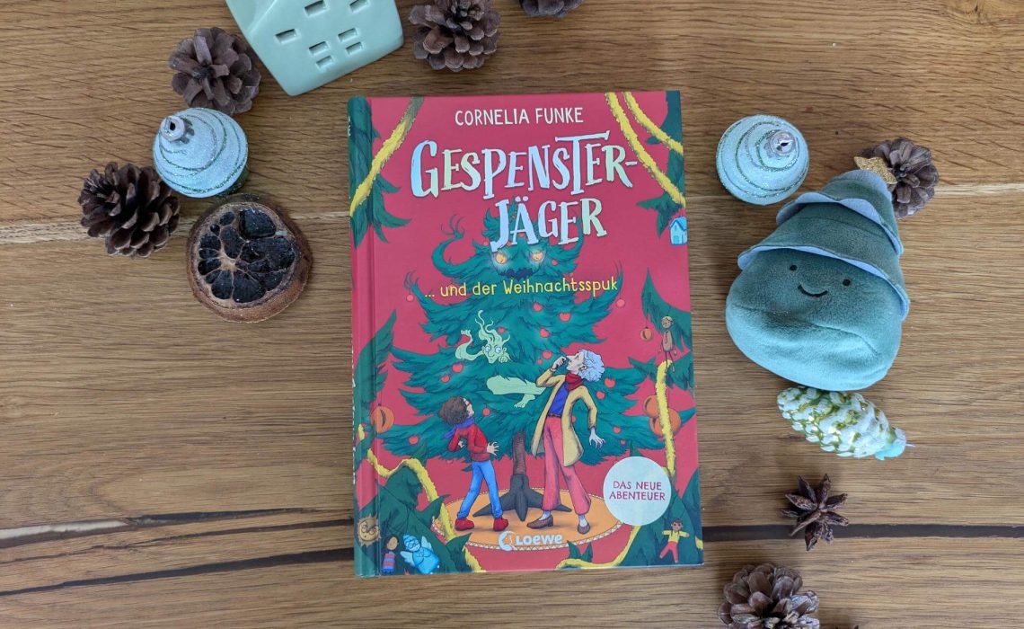 Juhuu, die Cornelia Funkes Gespensterjäger sind nach langer Pause zurück! Im 5. Abenteuer der Kümmelsaft & Co. - bestehend aus Tom, Hedwig und dem MUG (Mittelmäßig Unheimliches Gespenst) Hugo - muss das Trio einen grässlichen Weihnachtsbaum-Spuk (WBS) zur Strecke bringen und Toms Familie befreien! Denn mit einer Tanne, die Menschen in Weihnachtsdeko verwandelt, ist für Toms das Fest des Jahres noch abscheulicher, als sowieso schon. Ob es die drei schaffen, Weihnachten zu retten? "Gespensterjäger und der Weihanchtsspuk" ist eine genial spannende Weihnachtsgeschichte mit aufregenden Gänsehautomenten und den kuriosesten Abkürzungen aller Zeiten für Kinder ab 8 Jahren.
