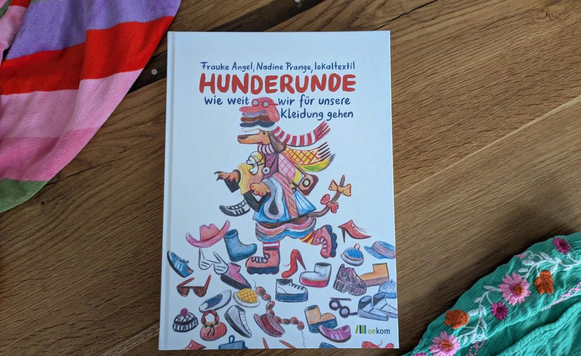 Woraus wird eigentlich unsere Kleidung gemacht? Wie lange dauert es, bis wir ein fertiges Kleidungsstück anziehen können? Und warum ist es richtig scheiße, wenn wir Klamotten wegschmeißen oder im Schrank versauern lassen? In "Hunderunde - Wie weit wir für unsere Kleidung gehen" nehmen uns Frauke Angel, Eva Howitz und Lena Seik von lokaltextil mit auf eine Reise durch die Welt der Mode, Textilherstellung und Fast Fashion. Dabei gehen sie besonders auf unmenschliche Arbeitsbedingungen, Dumping Peise und Unachtsamkeit im Umgang mit Ressourcen ein und laden uns zu einem Schatz an geballtem Textilem-Wissen ein. Und das alles mit jeder Menge cooler Hunde-Illustrationen!