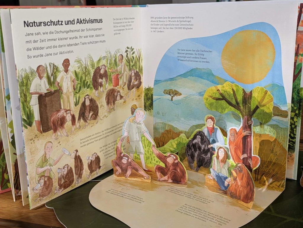 Als Jane Goodall entdeckte, dass auch Schimpansen Werkzeuge nutzen, jagen und liebevolle Eltern sind, veränderte das die Wissenschaft. Aber es gibt noch so viel mehr über die faszinierende Forscherin zu erfahren. Das neue "Science Pops: Jane Goodall" von Elisabeth Cranford und Magda Brol lässt und mit vielen Pop-up-Elementen und affenstarken Illustrationen in das Leben der Entdeckerin und Klimaaktivistin, aber auch in die Welt der Menschenaffen eintauchen. Eine richtig coole Pop-up-Biografien für junge Wissbegierige ab 5 Jahren! 