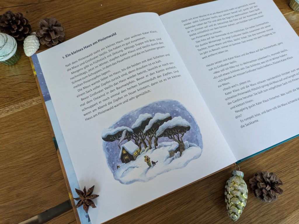 Die Maus muss auf eine große und gefährliche Mission. Schließlich muss das Päckchen mit dem Pinienzapfen Großvater Vasilis' Enkel rechtzeitig zum Weihnachtsfest erreichen. Zum Glück helfen ihr bei dem weiten Weg Hirsch, Dachs, Eule, Fuchs & Co., während daheim Kater Klaus seine Mäusefreundin arg vermisst. "Kater Klaus vermisst die Maus" von Kathrin Rohmann ist ein weihnachtliches Märchen in 24 Kapiteln, das sich perfekt in der Weihnachtszeit als Adventskalenderbuch vorlesen lässt. Mit vielen wundervoll-winterlichen Illustrationen von Jasmin Schäfer.