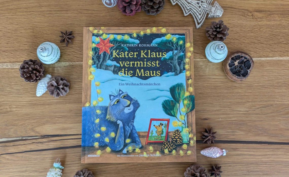 Die Maus muss auf eine große und gefährliche Mission. Schließlich muss das Päckchen mit dem Pinienzapfen Großvater Vasilis' Enkel rechtzeitig zum Weihnachtsfest erreichen. Zum Glück helfen ihr bei dem weiten Weg Hirsch, Dachs, Eule, Fuchs & Co., während daheim Kater Klaus seine Mäusefreundin arg vermisst. "Kater Klaus vermisst die Maus" von Kathrin Rohmann ist ein weihnachtliches Märchen in 24 Kapiteln, das sich perfekt in der Weihnachtszeit als Adventskalenderbuch vorlesen lässt. Mit vielen wundervoll-winterlichen Illustrationen von Jasmin Schäfer.