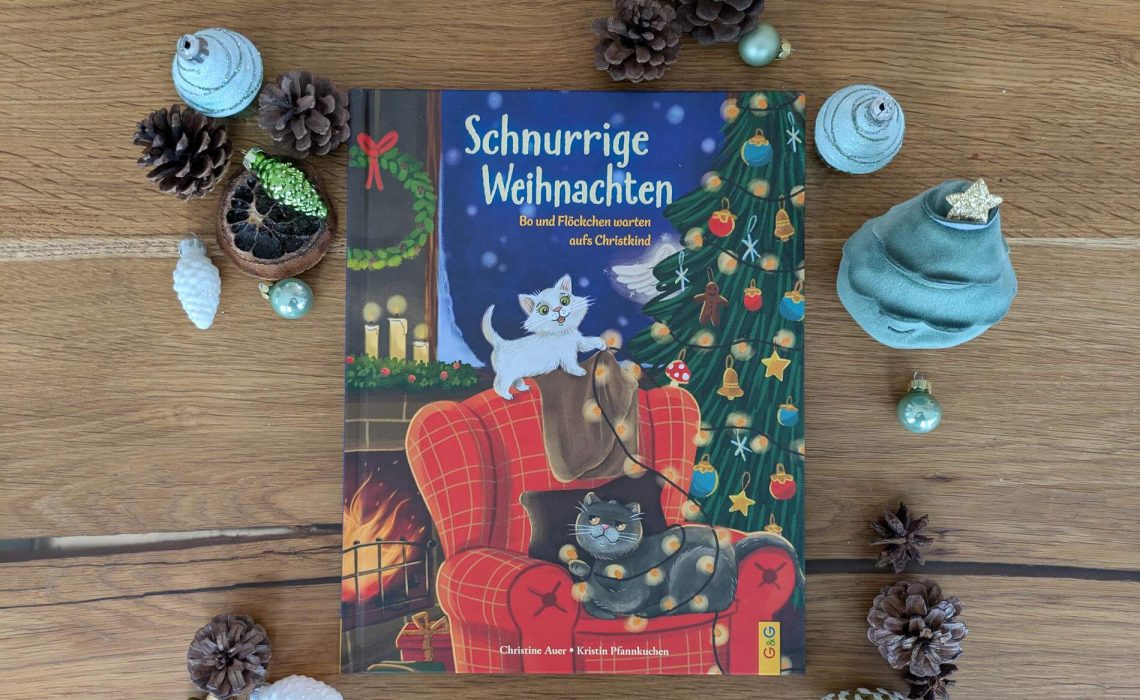 Seinen Lieblingsplatz am Fenster, den Lieblingsmenschen und kuschelige Gemütlichkeit: Das ist alles, was Kater Bo braucht. Doch ausgerechnet vor Weihnachten zieht das Kätzchen Flöckchen ein und verändert alles. Auf einmal sind überall Glitzer, Glöckchen und bunte Girlanden. Zu viel für den mürrischen Kater, der kurzerhand alle Weihnachtsdeko verschwinden lässt. Doch das macht Flöckchen traurig, sodass Bo das schlechte Gewissen plagt und er sich mit einer Bitte an das Christkind wendet. Ob die zwei unterschiedlichen Katzen doch noch in gemeinsame Weihnachtsstimmung kommen? Eine flauschig-schöne Weihnachtsgeschichte für kleine Katzen-Fans.