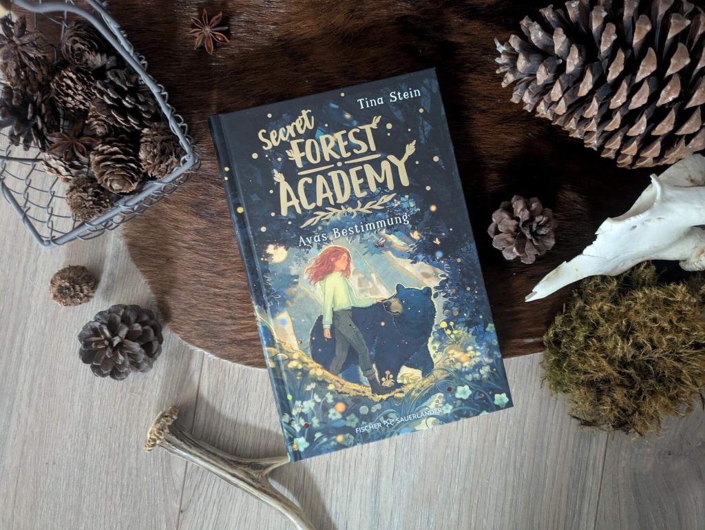 Die Giant Academy liegt tief in riesigen Mammutbäumen im Redwood-Wald Kaliforniens und ist eine von vier geheimen Wald-Academys. Hier lernen Waldwandler aus aller Welt, ihre Kräfte zu verstehen und sich gegen dunkle Wesen zu verteidigen. Und genau dorthin verschlägt es die zwölfjährige Ava, nachdem sie von Urs, dem sprechenden Schwarzbären, aufgespürt wurde. Doch welche Magie schlummert in Ava? Welches Seelentier wird sich mit ihr verbinden? Und was hat das alles mit dem Verschwinden ihrer Eltern zu tun? "Secret Forest Academy - Avas Bestimmung" von Tina Stein ist der Auftakt einer abenteuerlichen Natur-Fantasy- Reihe, die nebenbei reichlich Wissen rund um Bäume, Pilze und Waldtiere vermittelt. Für Tierwandler-Fans ab 11 Jahren.