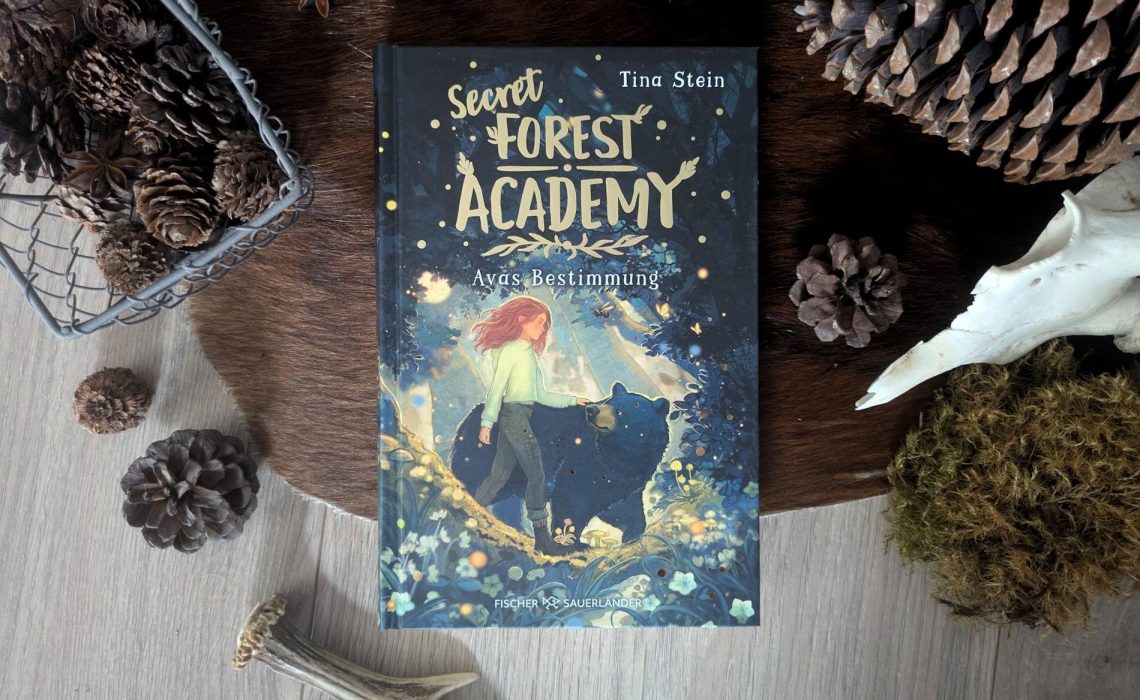 Die Giant Academy liegt tief in riesigen Mammutbäumen im Redwood-Wald Kaliforniens und ist eine von vier geheimen Wald-Academys. Hier lernen Waldwandler aus aller Welt, ihre Kräfte zu verstehen und sich gegen dunkle Wesen zu verteidigen. Und genau dorthin verschlägt es die zwölfjährige Ava, nachdem sie von Urs, dem sprechenden Schwarzbären, aufgespürt wurde. Doch welche Magie schlummert in Ava? Welches Seelentier wird sich mit ihr verbinden? Und was hat das alles mit dem Verschwinden ihrer Eltern zu tun? "Secret Forest Academy - Avas Bestimmung" von Tina Stein ist der Auftakt einer abenteuerlichen Natur-Fantasy- Reihe, die nebenbei reichlich Wissen rund um Bäume, Pilze und Waldtiere vermittelt. Für Tierwandler-Fans ab 11 Jahren.