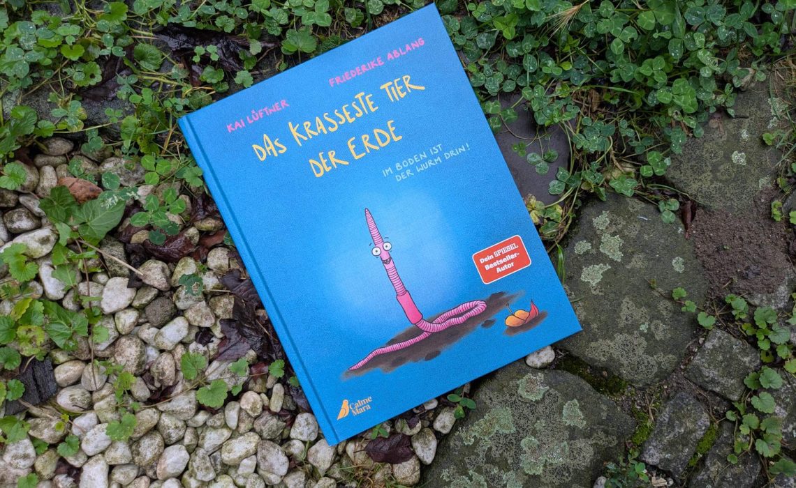 Sie wühlen, sie graben, sie schieben, sie bohren, verdauen und sieben: Regenwürmer! Und das tut vor allem dem Boden gut - und damit auch uns. In ihrem Bilderbuch "Das krasseste Tier der Erde" geben Kai Lüftner und Friederike Ablang diesem kleinen großen Helden endlich die farbenfrohe Bühne, die er verdient! Mit vielen wimmelig-lustige Regenwurm-Illustration und allerhand Sachwissen über die rosa-braunen Supertiere aus der Erde.