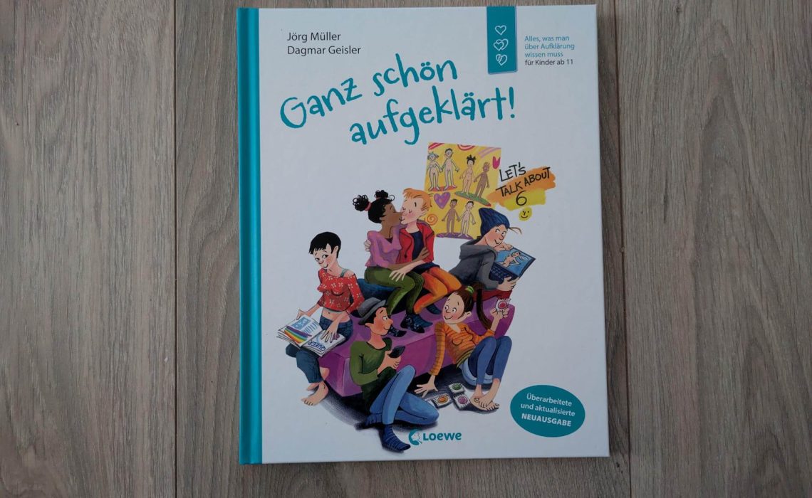 Wie unterscheiden sich die Körper von Jungs und Mädchen und was ändert sich, wenn sie in die Pubertät kommen? Was ist Liebe eigentlich und wofür steht LGBTQIA+? Und was passiert bei einer Schwangerschaft? Wenn sich Körper verändern und Themen in der Schule aufkommen, ploppen bei vielen Kindern Fragen auf rund um das Erwachsenwerden. Jörg Müllers und Dagmar Geislers Aufklärungsklassiker "Ganz schön aufgeklärt!" beantwortet sie ohne peinlich zu werden. Die neu überarbeitete Auflage kommt dabei mit brandneuen Inhalten zu Gender und LGBTQAI+ daher.