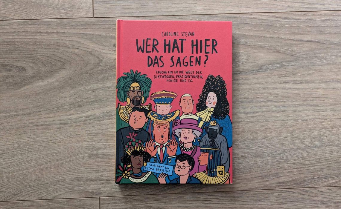 Warum wird jemand zum Diktator? Was sind die Spielarten einer Diktatur? Wie funktioniert eine Demokratie? Und kann eine Gesellschaft auch ohne Anführer:innen auskommen? "Wer hat hier das Sagen?" von Caroline Stevan nimmt uns mit auf eine Reise durch die Politik und die Geschichte der Menschen. Dabei werden nicht nur Führungspersonen und Monarch:innen wie Ludwig XIV., Josef Stalin, Elizabeth II. oder Kim Jong-Un vorgestellt, sondern auch spannenden Fragen rund um Populismus, Personenkulte und Demokratie auf den Grund gegangen. Ein Kindersachbuch, das zeigt, wie wichtig Demokratie ist und worum es heutigen Diktatoren wirklich geht.