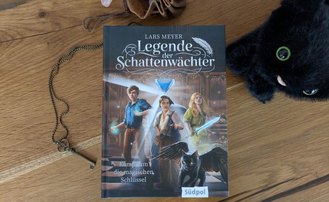 Nachdem Armins Großvater plötzlich auf der Bildfläche auftaucht und bei einem mysteriösen Kampf stirbt, erbt der 15-Jährige dessen geheimnisvolles Anwesen. Und tritt damit auch ein anderes Erbe an: die Höhle in Greifenheim und dessen verborgenes Dunkeltor zu schützen. Doch böse Mächte haben einen Plan ausgetüftelt, um an die magischen Schlüssel zu gelangen, mit denen das Tor gesichtert ist. Zusammen mit der kämpferischen Nari und der prinzessinnenhaften Viktoria stürzt er sich in ein Abenteuer, das ihn in unbekannte Welten tief unter der Erde und dem Meer entführt. Denn Kobolde, Steinschrate, Elfen, Monster und Magie gibt es wirklich! "Kampf um die magischen Schlüssel" ist der Auftakt der neuen Fantasyreihe "Legenden der Schattenwächter" von Lars Meyer für Jugendliche ab 12 Jahren – voll düsterer Geheimnisse und wahrer Freundschaft.