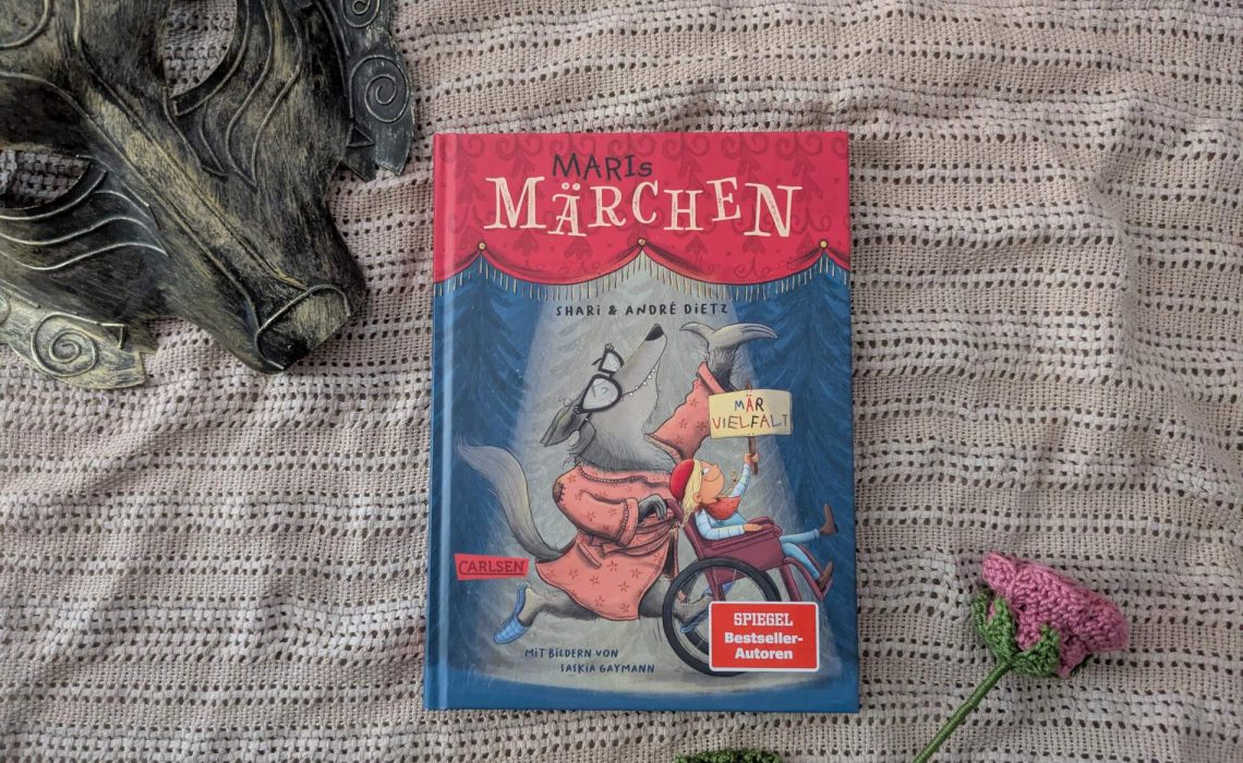 Könnte ein Wolf nicht ein cooler Typ sein? Sind Hexen immer böse? Und warum sind die Helden und Heldinnen in Märchen einfach nie Menschen mit Behinderung? Mari hat das Angelman-Syndrom. Sie kann nicht sprechen, dafür aber umso besser lachen. Und Geschichten erzählen. In "Maris Märchen" schreiben ihre Eltern Shari und André Dietz fünf inklusive Märchen auf - von Humpelstilzen, Downröschen, Händikäppchen und dem Grank. Und zwar mit ebendiesen Charakteren, die nicht ganz so perfekt sind, dafür aber pfiffig, clever und mit dem Herz am rechten Fleck. Ein witziges Märchenbuch, das zum Nachdenken anregt und auf äußerst unterhaltsame Weise das Bewusstsein für Inklusion und Diversität stärkt.