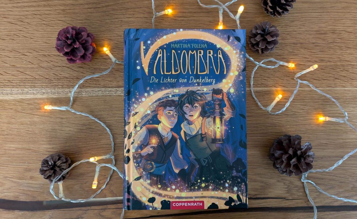 Seit der Lichterturm nicht mehr funktioniert, ist Gwens Dorf Dunkelberg ziemlich ausgestorben. Nur sie und sieben alte Leutchen leben hier noch. Als in einer Nacht voller Schneetreiben der Insekten-Forscher Teo an ihre Tür klopft und die Hilfe der jungen Erfinderin braucht, begeben sie sich gemeinsam auf eine Mission in die Stadt Lichterberg. Ob sie eine Audienz beim König bekommen, um nicht nur die Blitzlampe vorzustellen, sondern auch die Glühwürmchen zu retten? "Valdombra - Die Lichter von Dunkelberg" von Martina Folena ist die zweite Geschichte aus einer Welt, in der es noch einen Funken Magie gibt. Ein rasantes Abenteuer mit einer erfinderischen Heldin und einem liebenswert-chaotischen Forscher für Kinder ab 9 Jahren.