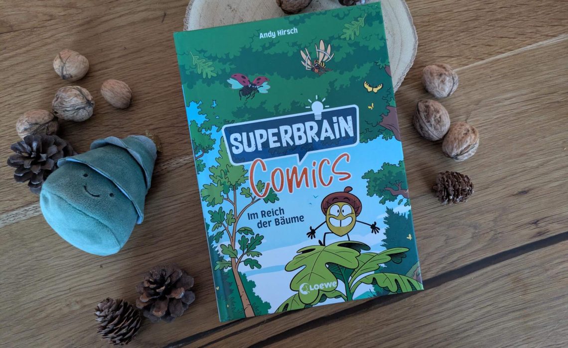 Die kleine Eichel will auf keinen Fall Wurzeln schlagen und ein Baum werden. An einer Stelle stehen und nichts tun - das wäre doch viel zu langweilig! Bis Frosch, Käfer, Specht, Eichhorn und andere Waldbewohner kommen und ihr erzählen, wie spannend das Leben als Baum wirklich ist. Wusstet ihr, dass Bäume lernen und auf ihre Umgebung reagieren können? Oder dass sie mit anderen Bäumen kommunizieren und sich gegenseitig Nahrung schicken? Andy Hirschs erzählendes Sach-Comic „Im Reich der Bäume“ aus der Reihe „Superbrain Comics“ nimmt Kinder ab 9 Jahren mit auf eine spannende Reise vom Wurzelwachstum und Pilznetzwerk bis hin zum Zellaufbau und der Photosynthese.