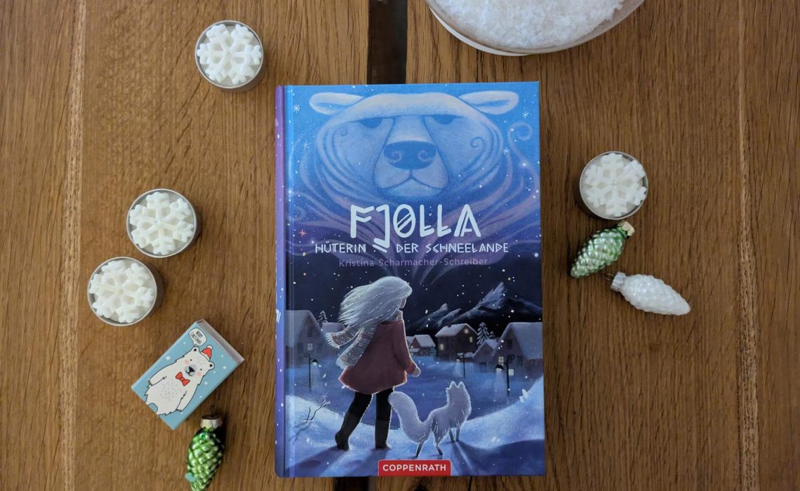 Fjolla ist ein richtiges Schneemädchen. Als ihr eines Tages ein Eisbär nahe des Silberfjords begegnet, spürt sie eine Verbindung zu dem gefährlichen Tier. Doch vor was will sie das Raubtier warnen? Zusammen mit ihren Freunden Aubin und Yuki lüftet sie ein altes Geheimnis ihrer drei Familien - und den Kräften, die in ihnen schlummern. Denn ihr aller Zuhause ist in Gefahr. "Fjolla, Hüterin der Schneelande" von Kristina Scharmacher-Schreiber ist eine fantastisch-spannendes Winter-Abenteuer voller Eismagie, tierischer Gefährten und Geheimnisse für Kinder ab 10 Jahren.