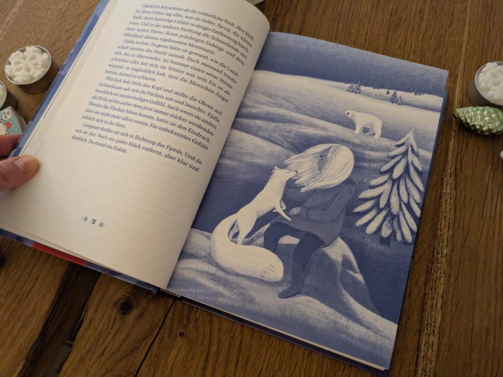 Fjolla ist ein richtiges Schneemädchen. Als ihr eines Tages ein Eisbär nahe des Silberfjords begegnet, spürt sie eine Verbindung zu dem gefährlichen Tier. Doch vor was will sie das Raubtier warnen? Zusammen mit ihren Freunden Aubin und Yuki lüftet sie ein altes Geheimnis ihrer drei Familien - und den Kräften, die in ihnen schlummern. Denn ihr aller Zuhause ist in Gefahr. "Fjolla, Hüterin der Schneelande" von Kristina Scharmacher-Schreiber ist eine fantastisch-spannendes Winter-Abenteuer voller Eismagie, tierischer Gefährten und Geheimnisse für Kinder ab 10 Jahren.