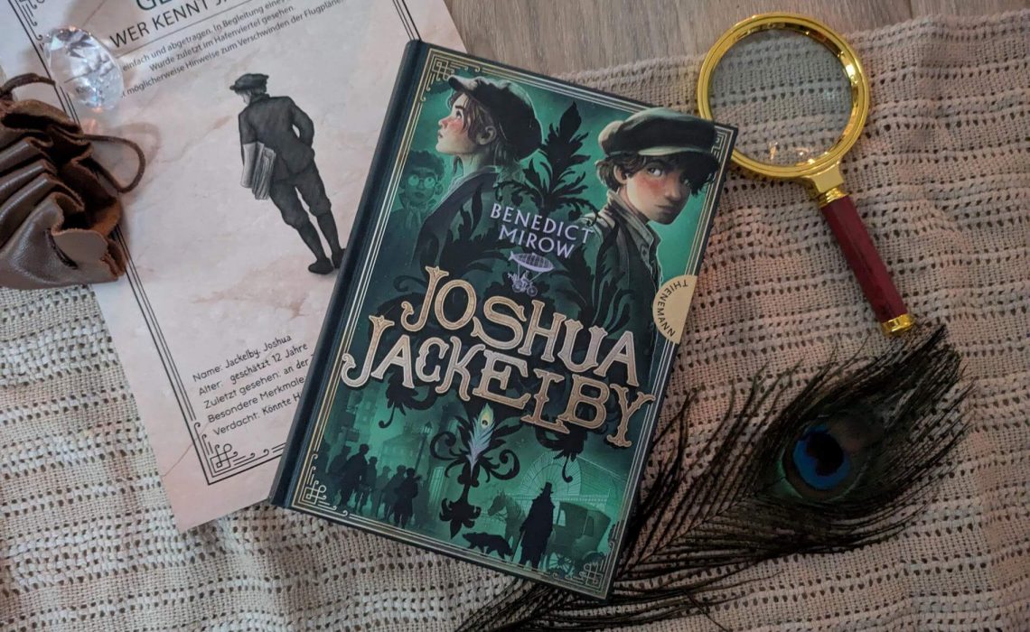 Josh lebt auf den Straßen Londons und schlägt sich als Zeitungsjunge und Helfer des Arztes John Snow durch. Als er eines Tages Zeuge eines gemeinen Verbrechens wird, nimmt er zusammen mit seinen Freunden und der Hündin Hazel die Ermittlungen auf: Wer hat die Pläne und die Flugmaschine des genialen Professors geklaut? Und was haben das indische Mädchen und das Monster mit den vielen Augen damit zu tun? Im Wettlauf gegen die Zeit jagen sie den Dieben hinterher, während Straßengangs ihnen das Leben schwer machen. "Joshua Jackelby" von Benedict Mirow ist ein mitreißender Abenteuerroman voller Mut, Freundschaft und Spannung im London von 1851 – perfekt für Leser:innen ab 10 Jahren.
