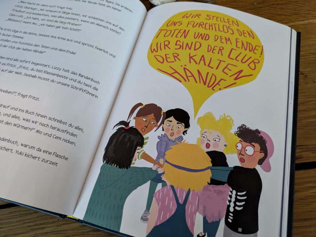 Lizzys Eltern haben ein Bestattungsunternehmen. Zusammen mit ihren Freunden Olga, Cem, Yuki, Ronny und Mo erkundet sie, wie unterschiedlich die Menschen beerdigt werden: Tante Traudl im offenen Sarg, Onkel Ali gewaschen und eingecremt und Ronnys Bruder Finn eingeäschert mit seiner Lieblings-Batman-Decke. Gemeinsam finden die Mitglieder des frisch gegründeten Clubs immer mehr über den Tod und das Abschiednehmen heraus und trauern gemeinsam. Christine Pernlocher-Kügler erzählt in "Der Club der kalten Hände" eine warmherzige Geschichte über die Kraft der Freundschaft und das gemeinsame Abschiednehmen mit vielen Sachinfos und Antworten auf Kinderfragen.