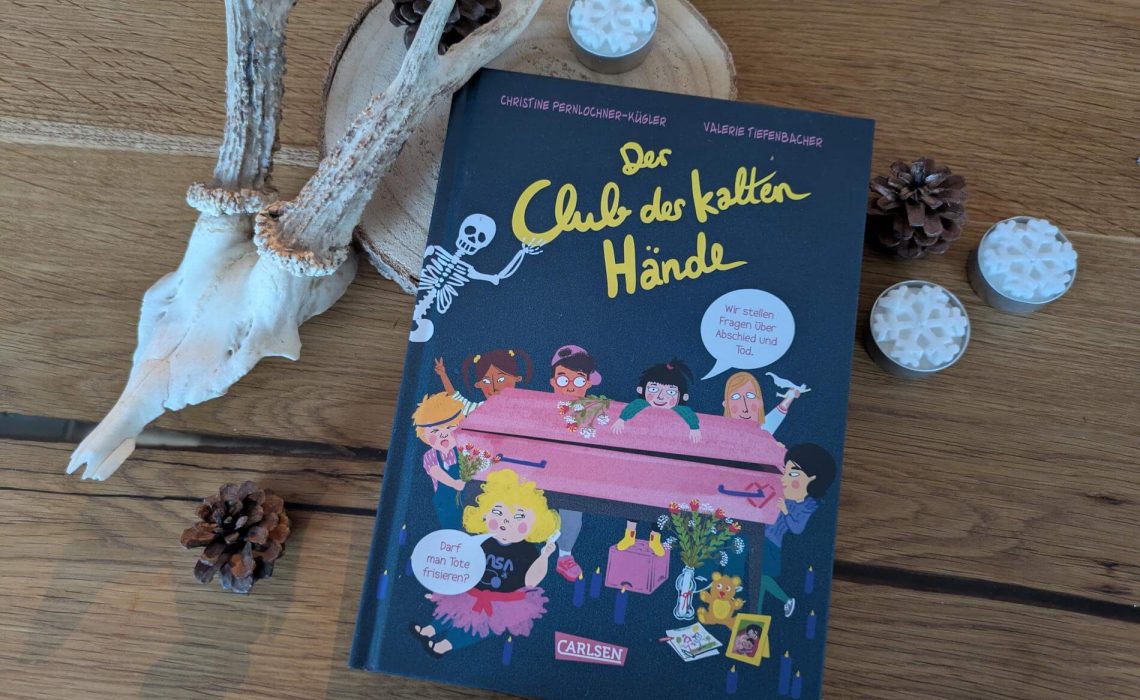 Lizzys Eltern haben ein Bestattungsunternehmen. Zusammen mit ihren Freunden Olga, Cem, Yuki, Ronny und Mo erkundet sie, wie unterschiedlich die Menschen beerdigt werden: Tante Traudl im offenen Sarg, Onkel Ali gewaschen und eingecremt und Ronnys Bruder Finn eingeäschert mit seiner Lieblings-Batman-Decke. Gemeinsam finden die Mitglieder des frisch gegründeten Clubs immer mehr über den Tod und das Abschiednehmen heraus und trauern gemeinsam. Christine Pernlocher-Kügler erzählt in "Der Club der kalten Hände" eine warmherzige Geschichte über die Kraft der Freundschaft und das gemeinsame Abschiednehmen mit vielen Sachinfos und Antworten auf Kinderfragen.