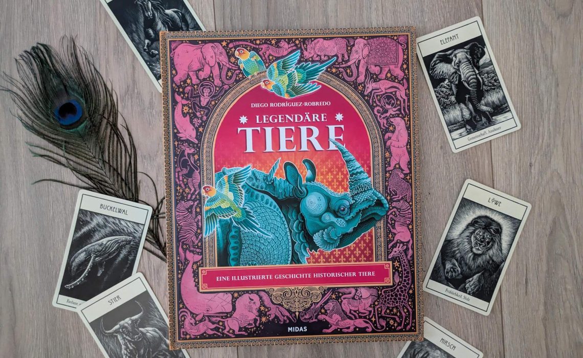 Habt ihr schonmal von der Lieblingskatze des ägyptischen Prinzen Thutmosis gehört? Oder von Hannibals Lieblingselefanten Surus? Aber sicherlich schon von Ham, den ersten Affen im All? In "Legendäre Tiere" stellt Diego Rodríguez Robredo tiereische Helden vor, die an historischen Eregnissen der Menschheitsgeschichte beteiligt waren vor. Ob Haustiere, seltene Exemplare oder Pioniere der Wissenschaft: Mit vielen kuriosen Fakten, kleinen Anekdoten und vor allem wunderschönen detaillierten Illustrationen reisen kleine und große Leser:innen durch die Geschichte. Für Kinder ab 8 Jahren.