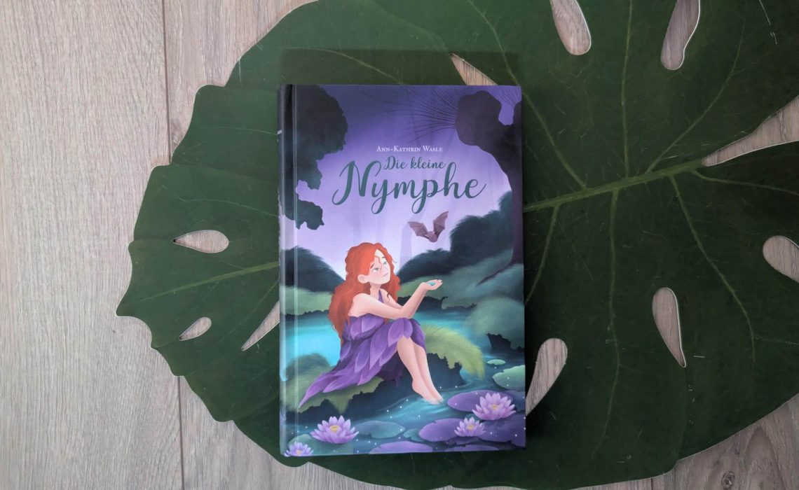 Die kleine Nymphe ist der gute Geist und die Beschützerin der Quelle. Als ihre Freundin, die alte Weide, ihren letzten Trieb verliert, wünscht sich der Baum, dass die Nymphe das Ästchen bis zum Meer bringt. Zusammen mit dem Fledermauser macht sie sich auf den weiten Weg voller Gefahren. Denn der Flusslauf muss nicht nur Wasserfälle, Sümpfe und unterirdische Höhlen meistern oder auch kleinere Bäche aufnehmen. Er wird sogar einmal eingesperrt! "Die kleine Nymphe" von Ann-Kathrin Wasle ist eine märchenhafte Erzählung eines wahhaftigen Naturphänomens mit jeder Menge Wissen zu Tieren wie Fledermaus und Glühwürmchen für Kinder ab 8 Jahren.