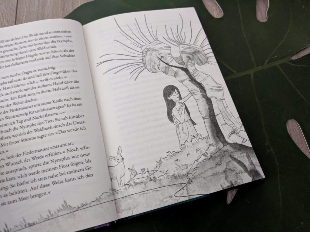 Die kleine Nymphe ist der gute Geist und die Beschützerin der Quelle. Als ihre Freundin, die alte Weide, ihren letzten Trieb verliert, wünscht sich der Baum, dass die Nymphe das Ästchen bis zum Meer bringt. Zusammen mit dem Fledermauser macht sie sich auf den weiten Weg voller Gefahren. Denn der Flusslauf muss nicht nur Wasserfälle, Sümpfe und unterirdische Höhlen meistern oder auch kleinere Bäche aufnehmen. Er wird sogar einmal eingesperrt! "Die kleine Nymphe" von Ann-Kathrin Wasle ist eine märchenhafte Erzählung eines wahhaftigen Naturphänomens mit jeder Menge Wissen zu Tieren wie Fledermaus und Glühwürmchen für Kinder ab 8 Jahren.