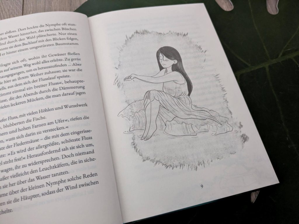 Die kleine Nymphe ist der gute Geist und die Beschützerin der Quelle. Als ihre Freundin, die alte Weide, ihren letzten Trieb verliert, wünscht sich der Baum, dass die Nymphe das Ästchen bis zum Meer bringt. Zusammen mit dem Fledermauser macht sie sich auf den weiten Weg voller Gefahren. Denn der Flusslauf muss nicht nur Wasserfälle, Sümpfe und unterirdische Höhlen meistern oder auch kleinere Bäche aufnehmen. Er wird sogar einmal eingesperrt! "Die kleine Nymphe" von Ann-Kathrin Wasle ist eine märchenhafte Erzählung eines wahhaftigen Naturphänomens mit jeder Menge Wissen zu Tieren wie Fledermaus und Glühwürmchen für Kinder ab 8 Jahren.