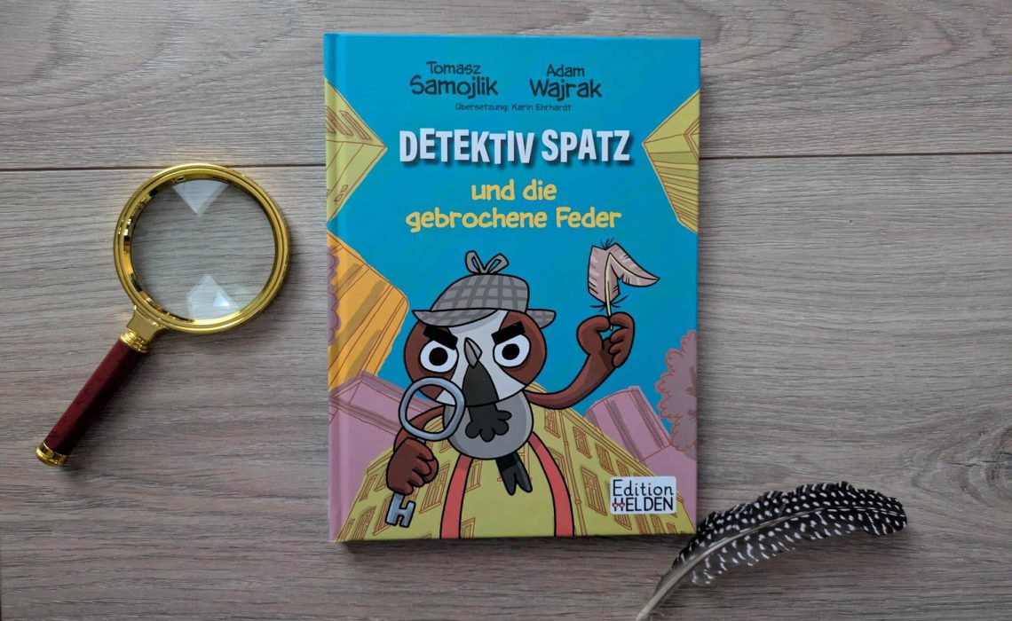 Erst landet die Waldschnepfe unsanft auf dem Boden, dann der kleine Eisvogel und schließlich ein Specht: Detektiv Spatz hat allerhand zu tun, um aufzuklären, wer permanent Vögel aus dem Himmel holt. Die Spuren führen ihn dabei durch die ganze Stadt. Die Möwen lungern am Hafen rum, die Falken-Gang heckt etwas aus und die Tauben fressen die Beweise auf - aber wer ist nun der Täter? "Detektiv Spatz und die gebrochene Feder" ist ein spannend-lustiger Vogel-Comic von Thomas Samojlik und Adam Wajrak mit jeder Menge Wissen über Stadtvögel. Perfekt für Leseanfänger:innen ab 6 Jahren.