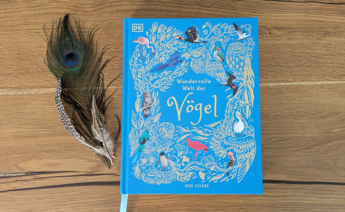 Wusstest du, dass bei den Emus die Väter die Jungen großziehen? Oder dass Kolibris die einzigen Vögel sind, die rückwärts fliegen können? In "Wunderwelt der Vögel" von Ben Horare begibt man sich auf farbenfrohe Expedition in die Vogelwelt. Mit Wissen über Federn, Eier, Nestbau und Abstammungen sowie Fakten zu 90 Vogelarten bekommt man dabei einen faszinierenden Einblick in die farbenprächtige Vielfalt der gefiederten Tiere. Vom stattlichen Hahn, über die geheimnisvolle Eule bis zum eleganten Eistaucher - ein wunderschön illustriertes Bilderbuch für junge Naturfans.