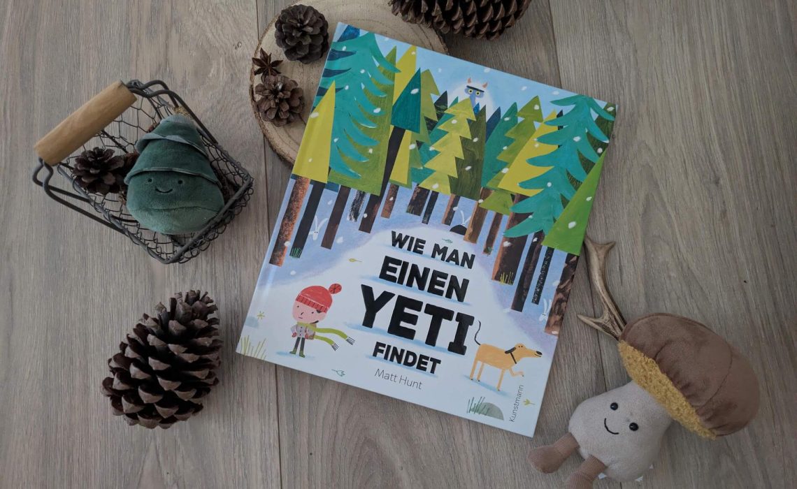 Seid ihr auch schon mal in den Winter-Wald auf Spurensuche gegangen? Das macht auch der kleine Junge in dieser Geschichte. Nur sucht er nicht nach Rehen oder Füchsen. Nein, er möchte den Yeti aufspüren, der ganz bestimmt hinterm Haus im Wald lebt. Mit der passenden Ausrüstung und einer Karte geht der kleine Yeti-Fan auf Expedition - und sieht dabei den riesigen Yeti nicht, der ihm folgt. "Wie man einen Yeti findet" von Matt Hunt ist eine lustige Versteckspielgeschichte mit vielen Überraschungsmomenten und winterlich-schönen Zeichnungen.