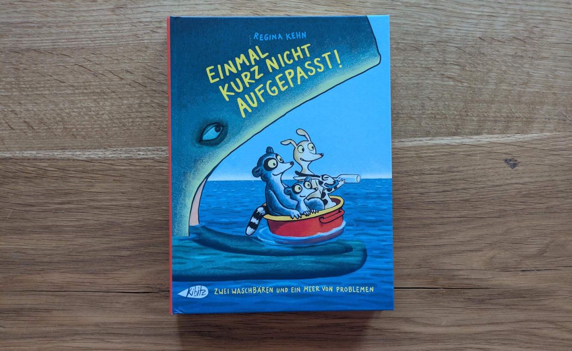 Spätestens nach dem betrunkenen Waschbären, der einen Spitiruosen-Laden verwustet und dann verkatert neben dem Klo eingeschlafen ist wissen alle: Waschbären sind einfach zum Niederknien lustig und bringen sich allzuoft in ganz schön seltsame Situationen. Und genau über solche Waschbären geht Regina Kehns erster Kindercomic "Einmal kurz nicht aufgepasst". Nachdem der immerhungrige Walther und der schlaue Juri eine Mülltonne entdeckt haben, geraten sie von einem Fettnäpfen ins nächste und - schwupps - befinden sie sich auf hoher See und schließen jede Menge neuer Freundschaften. Ein herrlich niedlicher und lustiger Comci für Kinder ab 6 Jahren.