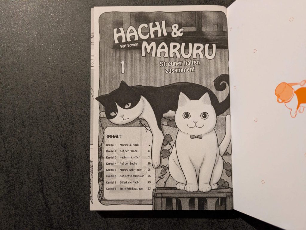 Maruru kennt nur weiche Kissen und volle Futternäpfe - bis er sich eines Tages in den Gassen der Stadt verläuft. Alles ist neu und aufregend, aber auch voller Gefahren. Zum Glück trifft er auf “Survival-Kater” Hachi, der das raue Straßenleben kennt wie kein anderer. Der ist zuerst wenig begeistert, sein Revier mit dem naiven Stubentiger zu teilen. Doch je besser sie sich kennenlernen, desto unzertrennlicher werden sie und trotzen gemeinsam allen Gefahren auf der Suche nach Futter und einem sicheren Unterschlupf. "Hatchi & Maruru - Streuner halten zusammen!" von Yuri Sonoda ist der Manga-Reihenauftakt eine katztastische Freundschaftsgeschichte mit vielen Einblicken in das aufregende und harte Leben von Straßenkatzen.
