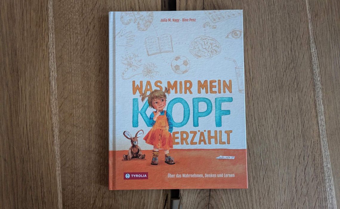 Ob draußen beim Spielen, beim Hausaufgabenmachen, Kochen und sogar Schlafen - den ganzen Tag arbeitet unser Gehirn. Doch was unterscheidet Reflexe und Reaktionen? Wie lernen wir? Und warum werden ältere Menschen vergesslich oder dement? "Was mir mein Kopf erzählt" von Julia M. Nagy mit Aquarell-Illustrationen von Bine Prenz nimmt uns anhand verschiedener Situationen aus dem Kinderalltag mit zu den spannenden Aufgaben und Funktionen des Gehirns. Ein erzählendes Sachbuch, in dem Pia und ihr großer Bruder Toni auf jeder Doppelseite ein Thema rund ums Merken, Vergessen und Handeln unter die Lupe nehmen.