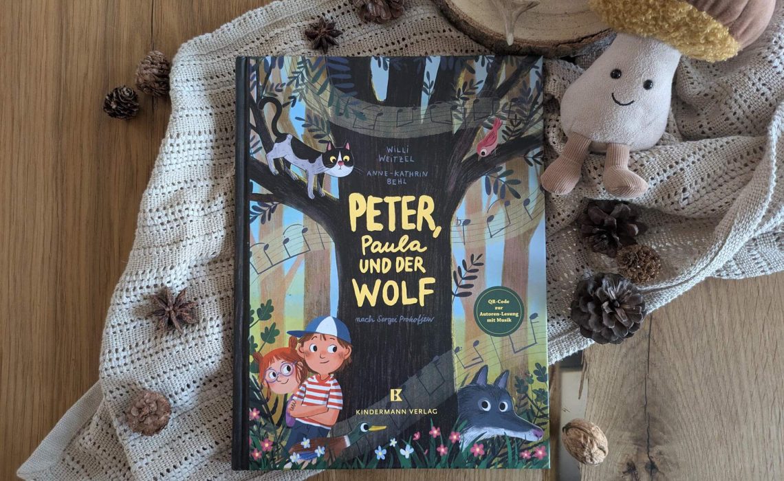 Kein Kind kommt an dem großartigen Musikmärchen von Sergej Prokofjew "Peter und der Wolf" vorbei. Denn mit der Geschichte von Peter, der in seinem Garten einen Wolf austrickst, lernen viele Grundschulkinder schon seit fast 90 Jahren die verschiedenen Instrumente eines Orchesters kennen. Willi Weitzel, bekannt aus der Fernsehserie "Willi wills wissen", erzählt die Geschichte als "Peter, Paula und der Wolf" nun neu und ganz modern. Dabei fängt Anne-Kathrin Behl mit liebevollen und ausdrucksstarken Illustrationen den Witz der Geschichte ein. Ein musikalisches Märchen für Kinder ab 4 Jahren, mit Hörbuch als QR-Code.