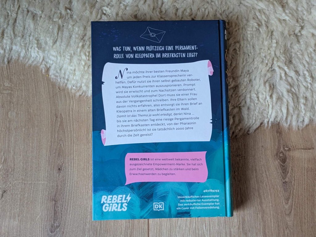 Nina möchte ihrer besten Freundin Maya unbedingt helfen, Klassensprecherin zu werden. Doch zwischen Roboter-AG und Wahlveranstaltung geht alles schief und promt landet Nina beim Nachsitzen. Dort muss sie einer Frau aus der Vergangenheit einen Brief schreiben: Kleopatra. Als die tatsächlich antwortet, nimmt das Abenteuer seinen Lauf. Denn von einer Pharaonin kann man einiges lernen. In "Secret Society of Rebel Girls - Wie ich wegen nachsitzen einen Brief von Kleopatra bekam" von Marti Dumas erzählt mit Witz, Spannung und einer Extra-Portion Girlpower von Zusammenhalt, Selbstvertrauen und der Kraft, für sich selbst einzustehen. Eine Geschichte, die Mädchen ab 9 Jahren zeigt, dass clevere Frauen schon immer die Welt verändert haben!