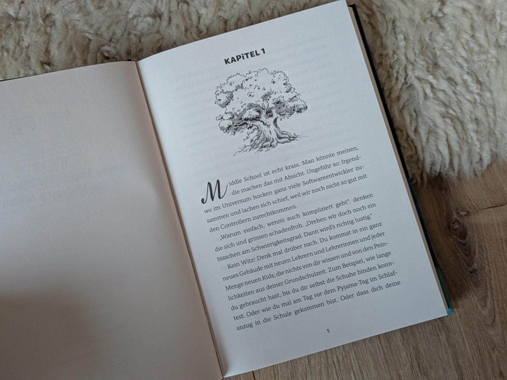 Nina möchte ihrer besten Freundin Maya unbedingt helfen, Klassensprecherin zu werden. Doch zwischen Roboter-AG und Wahlveranstaltung geht alles schief und promt landet Nina beim Nachsitzen. Dort muss sie einer Frau aus der Vergangenheit einen Brief schreiben: Kleopatra. Als die tatsächlich antwortet, nimmt das Abenteuer seinen Lauf. Denn von einer Pharaonin kann man einiges lernen. In "Secret Society of Rebel Girls - Wie ich wegen nachsitzen einen Brief von Kleopatra bekam" von Marti Dumas erzählt mit Witz, Spannung und einer Extra-Portion Girlpower von Zusammenhalt, Selbstvertrauen und der Kraft, für sich selbst einzustehen. Eine Geschichte, die Mädchen ab 9 Jahren zeigt, dass clevere Frauen schon immer die Welt verändert haben!