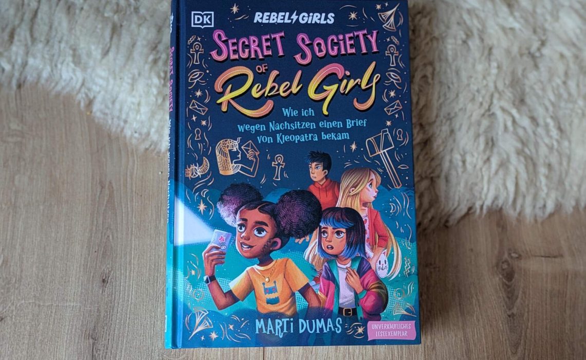 Nina möchte ihrer besten Freundin Maya unbedingt helfen, Klassensprecherin zu werden. Doch zwischen Roboter-AG und Wahlveranstaltung geht alles schief und promt landet Nina beim Nachsitzen. Dort muss sie einer Frau aus der Vergangenheit einen Brief schreiben: Kleopatra. Als die tatsächlich antwortet, nimmt das Abenteuer seinen Lauf. Denn von einer Pharaonin kann man einiges lernen. In "Secret Society of Rebel Girls - Wie ich wegen nachsitzen einen Brief von Kleopatra bekam" von Marti Dumas erzählt mit Witz, Spannung und einer Extra-Portion Girlpower von Zusammenhalt, Selbstvertrauen und der Kraft, für sich selbst einzustehen. Eine Geschichte, die Mädchen ab 9 Jahren zeigt, dass clevere Frauen schon immer die Welt verändert haben!