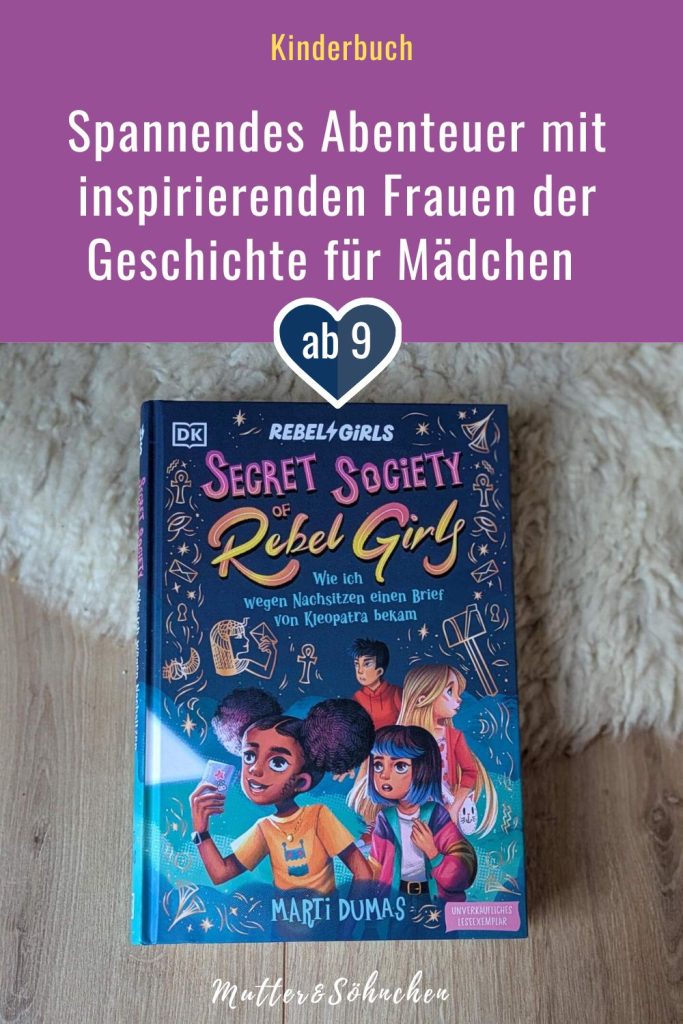 Nina möchte ihrer besten Freundin Maya unbedingt helfen, Klassensprecherin zu werden. Doch zwischen Roboter-AG und Wahlveranstaltung geht alles schief und promt landet Nina beim Nachsitzen. Dort muss sie einer Frau aus der Vergangenheit einen Brief schreiben: Kleopatra. Als die tatsächlich antwortet, nimmt das Abenteuer seinen Lauf. Denn von einer Pharaonin kann man einiges lernen. In "Secret Society of Rebel Girls - Wie ich wegen nachsitzen einen Brief von Kleopatra bekam" von Marti Dumas erzählt mit Witz, Spannung und einer Extra-Portion Girlpower von Zusammenhalt, Selbstvertrauen und der Kraft, für sich selbst einzustehen. Eine Geschichte, die Mädchen ab 9 Jahren zeigt, dass clevere Frauen schon immer die Welt verändert haben!