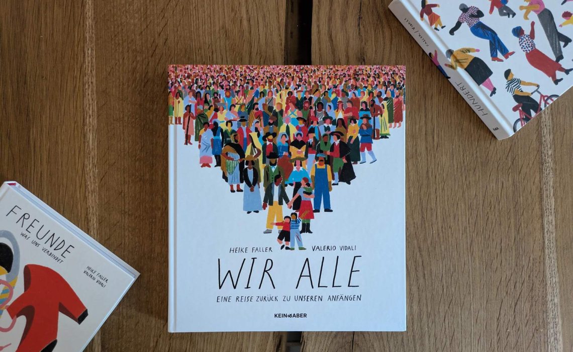 Was, wenn sich die eigenen Eltern nie getroffen hätten? Oder deren Eltern? Wo wäre man selbst dann? Oder vielmehr: Wer wäre man? "Wir alle: Eine Reise zurück zu unseren Anfängen" von Heike Faller mit Illustrationen von Valerio Vidali nimmt uns spielerisch Generation für Generation mit in die Vergangenheit der Menschheitsgeschichte. Je weiter wir in die Vergangenheit vordringen, desto größer werden die Zeitsprünge, bis wir nach etwa 300 000 Generationen bei dem gemeinsamen Vorfahren von Menschen und Affen ankommen. Dabei regen viele Fragen zum Nachdenken an. Ein Buch ab ca. 5 Jahren für die ganze Familie.