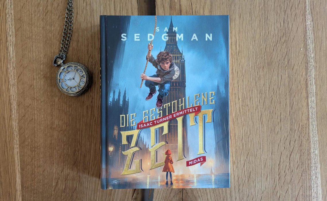 Als Isaacs Vater spurlos im Glockenturm von Big Ben verschwindet, beginnt für den 12-Jährigen eine rasante Schnitzeljagd durch London. Was wollte der Uhrmacher seinem Sohn mit der kryptischen Botschaft sagen? Und hat das alles etwas mit der Abstimmung im Parlament zur Einführung der metrischen Zeitmessung zu tun? Mit Hattie, der Tochter des Speaker of the House, an seiner Seite kommt er einer gefährlichen Verschwörung auf die Spur. „Die gestohlene Zeit – Isaac Turner ermittelt “ ist der spannende Auftakt einer neuen Jugendkrimi-Reihe von Sam Sedgman, die im urbanen Setting Londons spielt. Perfekt für Kinder ab 12 Jahren und Fans von atmosphärischen Kriminalgeschichten!