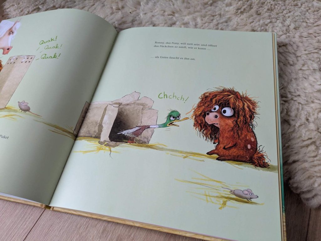 Auf dem Hof von Ronny, dem Pony, und Gerd, dem Pferd, taucht auf einmal ein Paket mit einer frechen Ente auf – und plötzlich ist nichts mehr, wie es war. Denn Bente, die Ente, wirbelt nicht nur den Stall ordentlich durcheinander, sie klebt sich auch noch an Gerd ran und die dicke Pferde-Pony-Freundschaft steht auf einmal auf dem Spiel. Doch echte Freunde finden wieder zusammen. Oder nicht? Im zweiten Band von Kai Lüftner und Wiebke Rauers Freundschaftsgeschichte "Ronny, das Pony, und Gerd, das Pferd, und Bente, die Ente" geht es mit lustigen Reimen um Zusammenhalt und Verständnis füreinander – mit einem tierisch-guten Happy End!