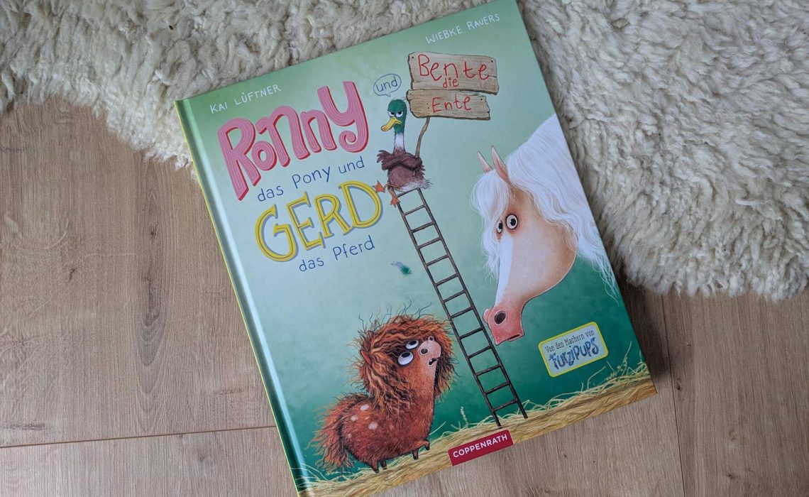 Auf dem Hof von Ronny, dem Pony, und Gerd, dem Pferd, taucht auf einmal ein Paket mit einer frechen Ente auf – und plötzlich ist nichts mehr, wie es war. Denn Bente, die Ente, wirbelt nicht nur den Stall ordentlich durcheinander, sie klebt sich auch noch an Gerd ran und die dicke Pferde-Pony-Freundschaft steht auf einmal auf dem Spiel. Doch echte Freunde finden wieder zusammen. Oder nicht? Im zweiten Band von Kai Lüftner und Wiebke Rauers Freundschaftsgeschichte "Ronny, das Pony, und Gerd, das Pferd, und Bente, die Ente" geht es mit lustigen Reimen um Zusammenhalt und Verständnis füreinander – mit einem tierisch-guten Happy End!